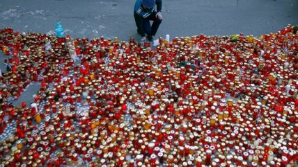   Rumanos conmemoran a las víctimas del incendio en Bucarest 