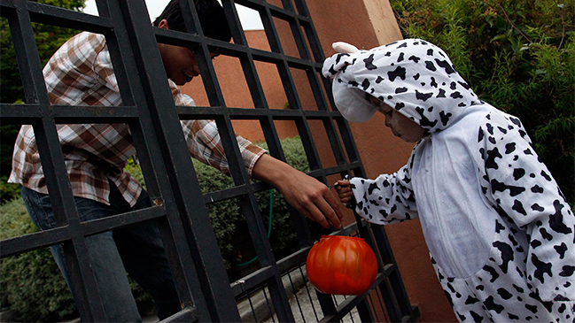  Halloween: Recomiendan evitar caramelos pegajosos  