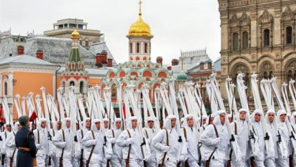   Desfile en la Plaza Roja conmemoró la histórica parada militar de 1941 