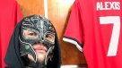 El luchador Rey Misterio visitó Old Trafford y posó con la camiseta de Alexis Sánchez