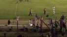 Futbolista juvenil lanzó un notebook al público en medio de una gresca