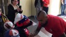 Arturo Vidal compartió con pequeños hinchas tras el triunfo de Chile en Suecia