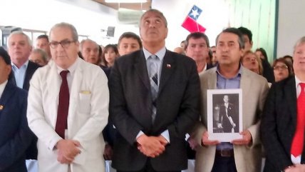   Diputado se instaló con una foto de Frei Montalva al lado del subsecretario Castillo 