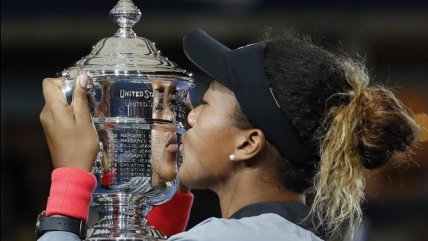   Una emocionada Naomi Osaka se quedó con el trofeo del US Open 