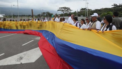  Con bandera gigante, médicos venezolanos exigen ingreso de ayuda  