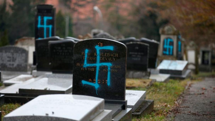   Profanan 80 tumbas en cementerio judío con símbolos nazis 