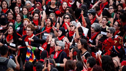  Chilenas marcharon para recordar a las feministas que lucharon contra Pinochet  