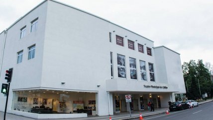  Teatro Municipal de Chillán celebra aniversario junto a trabajadores de la salud  