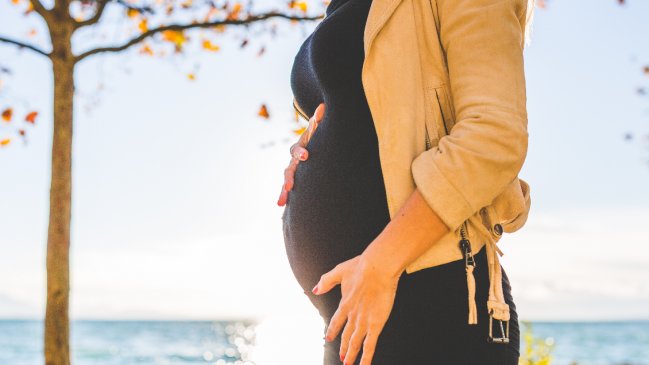  Mujer da a luz a mellizos, pero de padres distintos  