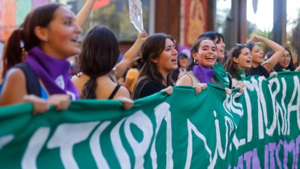   Las postales de la marcha del 8M que congrega multitudes en el centro de Santiago 