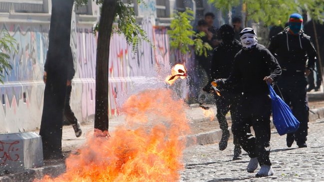  Disturbios en frontis del Liceo de Aplicación previo al Día del Joven Combatiente  