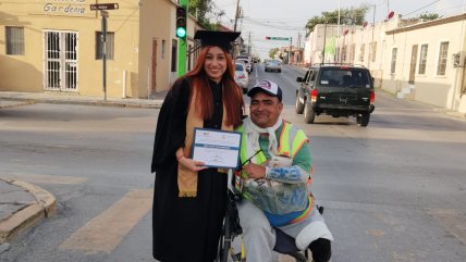   Joven se gradúa de la universidad y dedica su título a su padre: 