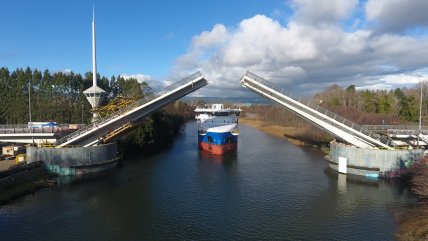  Dron captó el cruce de gran embarcación bajo el reabierto Puente Cau Cau  