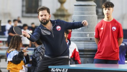   Presidente Gabriel Boric celebró el Día del Deporte jugando tenis de mesa 