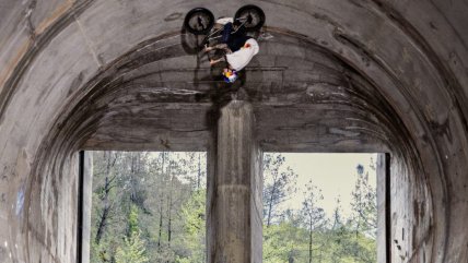   Ciclista griego rompió récord con impresionante loop vertical 