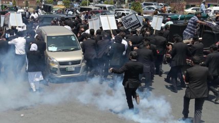   Decenas de abogados se enfrentaron a la policía en una protesta en Pakistán 