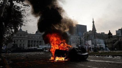   Ley clave de Milei avanzó en medio de una furia callejera 