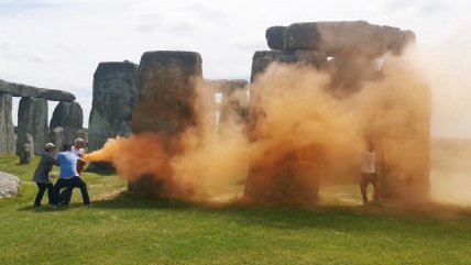   Vandalismo: Activistas rociaron con pintura naranja el monumento de Stonehenge 