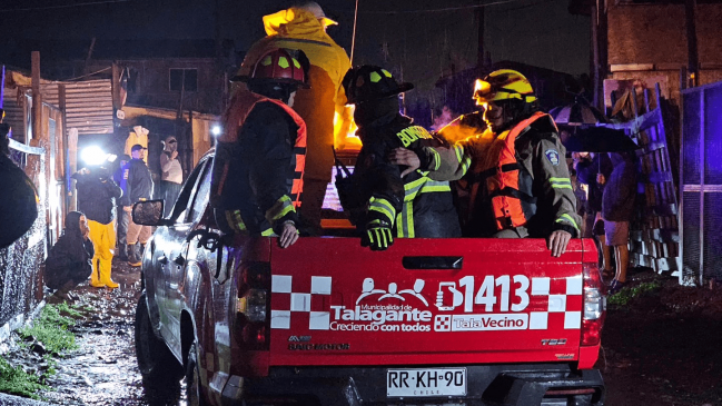   Bomberos resultaron con hipotermia por rescatar a personas que se negaron a evacuar 