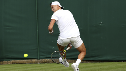   Stéfanos Tsitsipás y Holger Rune avanzaron en sus estrenos en Wimbledon 