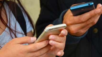   Académica: Prohibir los celulares es renunciar a educar; enseñemos a usarlos de manera sana 