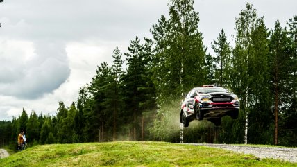   Gerardo Rosselot sufrió accidente y abandonó el Rally de Finlandia 