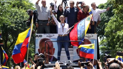   Machado reapareció en una masiva protesta en Caracas y abogó por mantener una lucha 