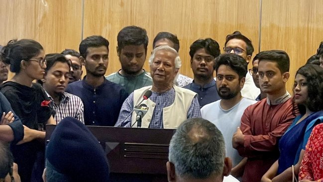  Junto a manifestantes, Muhammad Yunus juró como líder del gobierno de Bangladesh  