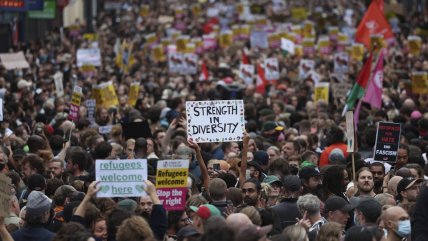   Irlanda del Norte: Nacionalistas y unionistas presentan un frente común para atajar el racismo y los disturbios 