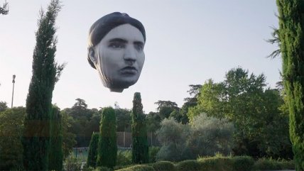   Enorme cabeza flotante aparece en el cielo de Madrid 