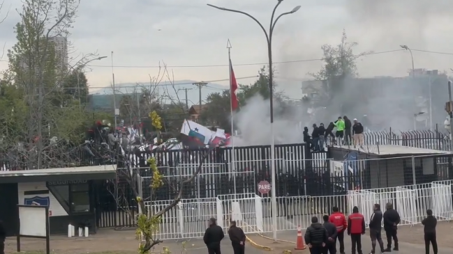   Hinchas despidieron al plantel de Colo Colo antes del viaje a Buenos Aires 