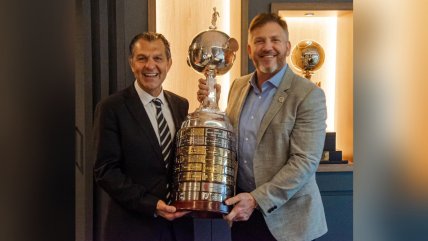   Aníbal Mosa visitó a Alejandro Domínguez en la sede de Conmebol y posó con la Copa Libertadores 