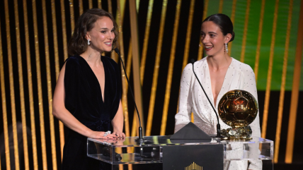   Un gesto, presentadora y el PSG: La participación de Natalie Portman en el Balón de Oro 