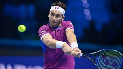   Casper Ruud sorprendió a Carlos Alcaraz en su estreno en las Finales de la ATP 