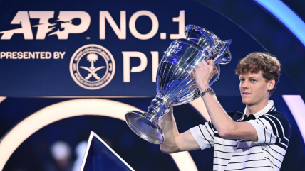   Jannik Sinner recibió la copa por terminar el año como número 1 del mundo 