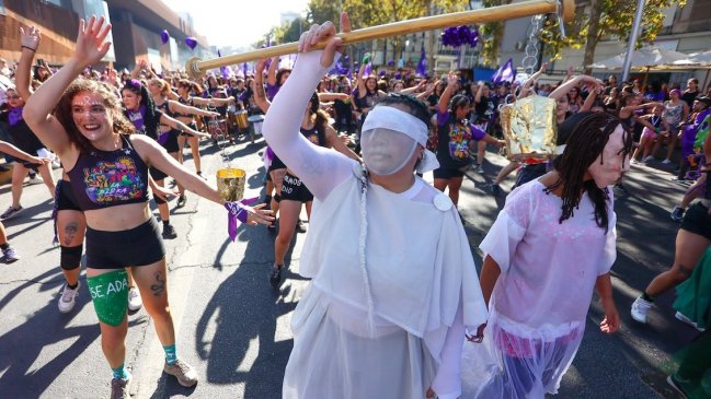 Santiago: Mujeres se toman la Alameda en conmemoración del 8M