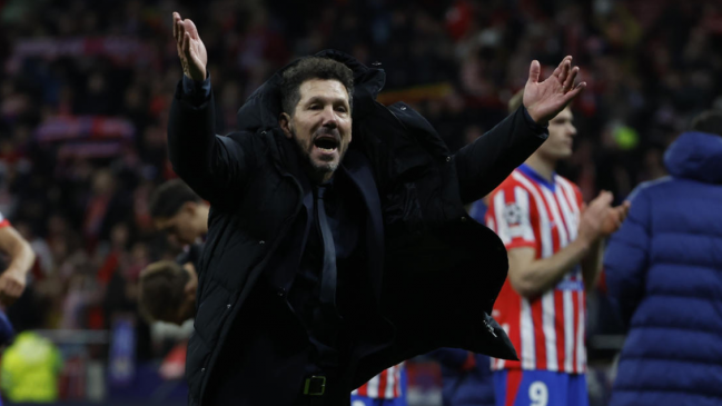 El reclamo de Simeone: Que levante la mano quien haya visto que Julián patea dos veces