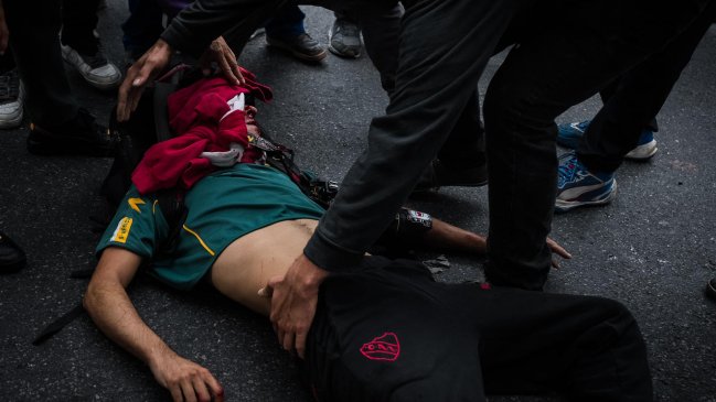 Fotógrafo argentino herido por disparo de la Policía fue operado y sigue grave