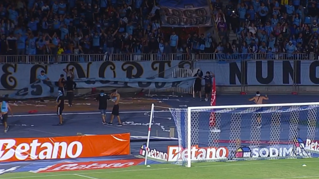 Hinchas de Deportes Iquique invadieron la cancha e interrumpieron duelo ante Unión Española